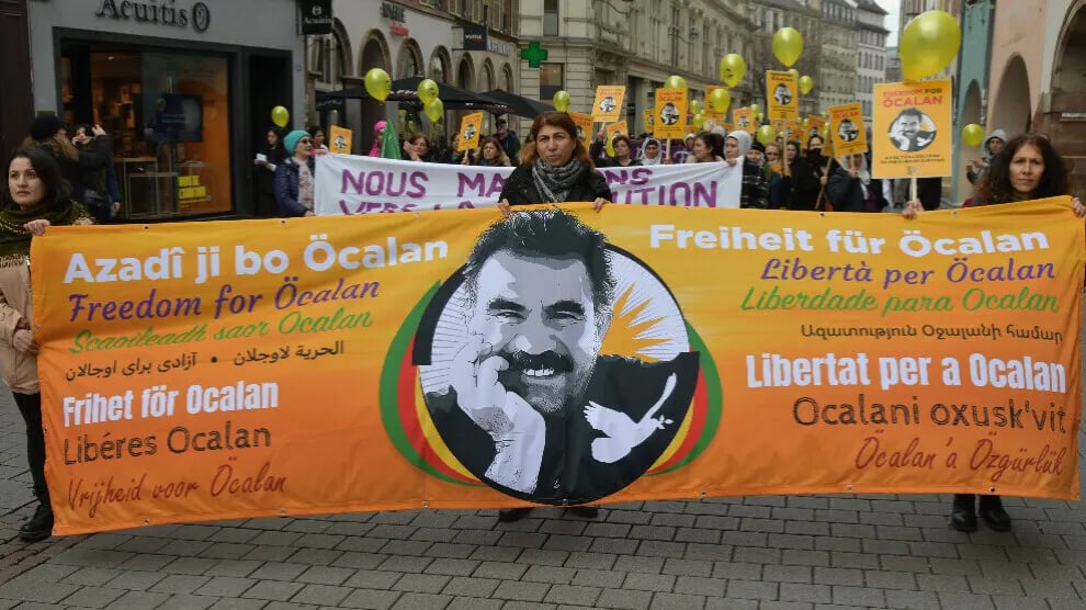 Dîlan Çetînkaya: Rêber Apo 26 sal in li berxwe dide