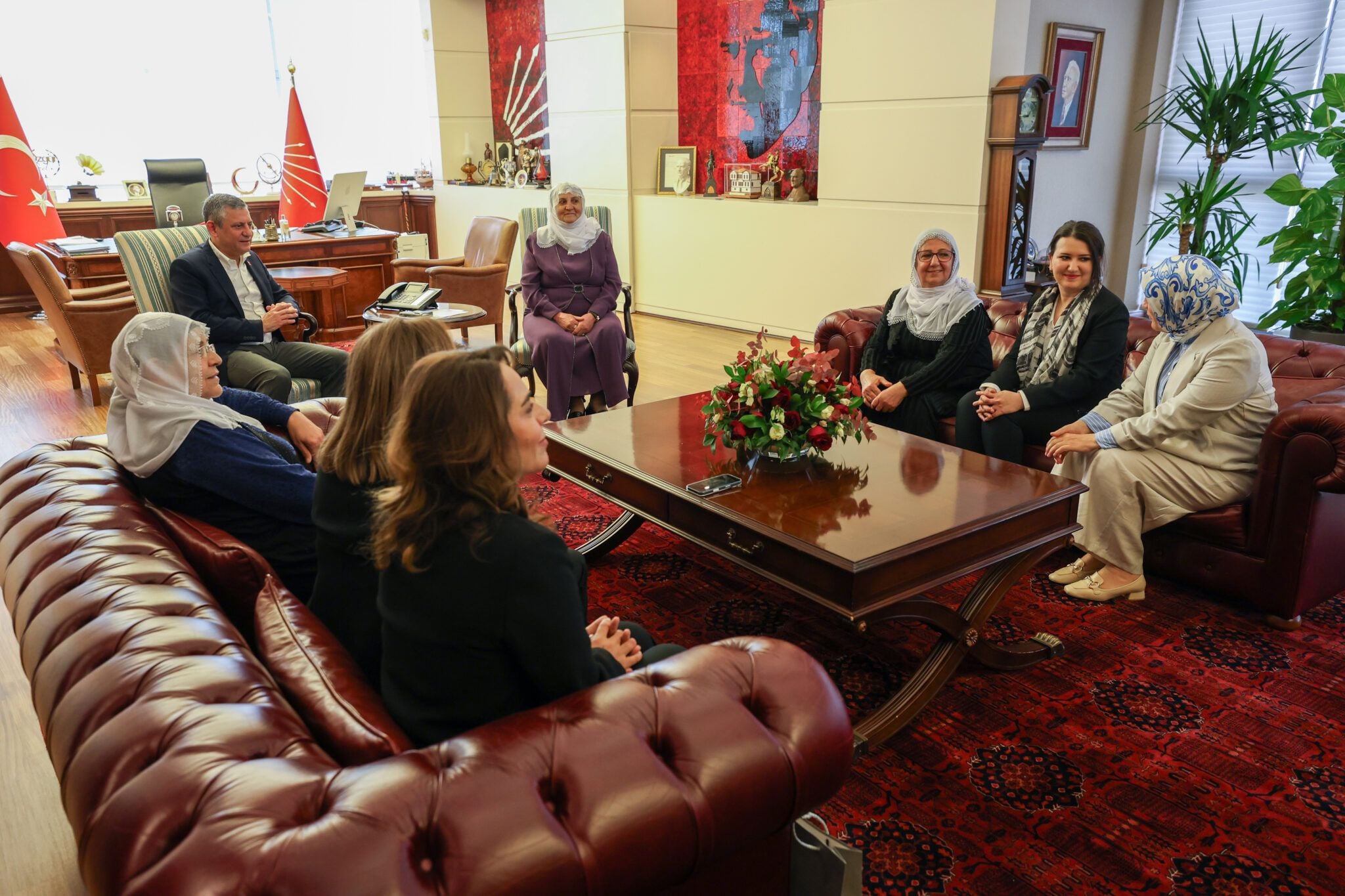 Heyeta Dayikên Aştiyê bi Ozgur Ozel re civiya