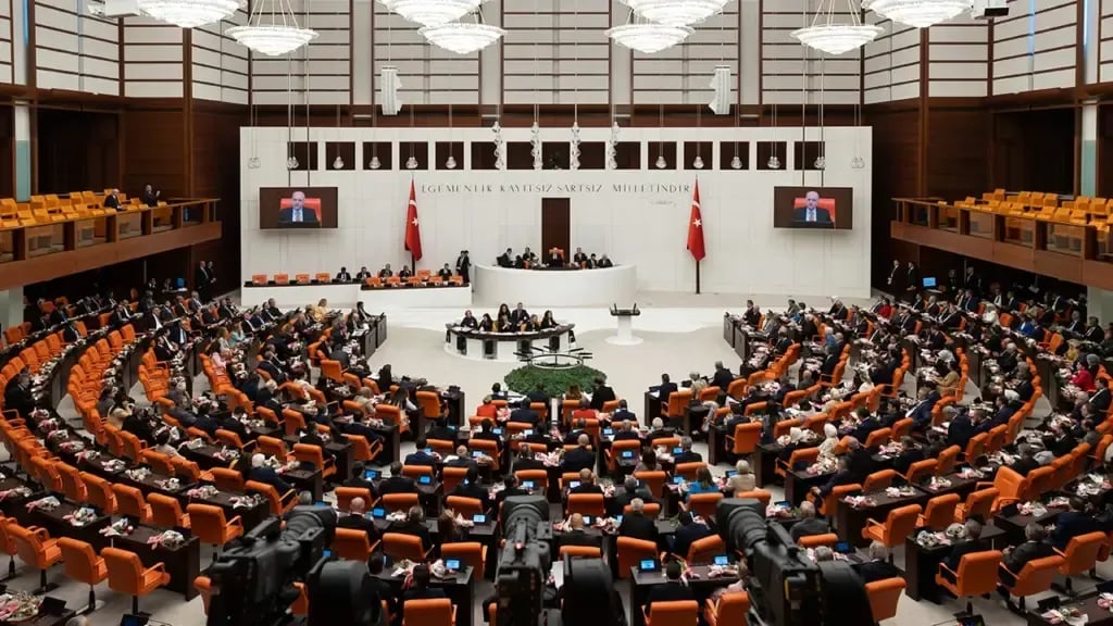 Li Meclisê hevdîtinên pêşnûmeyê zêde bûn: Tê çaverêkirin pêşnûme sibê were Meclisê