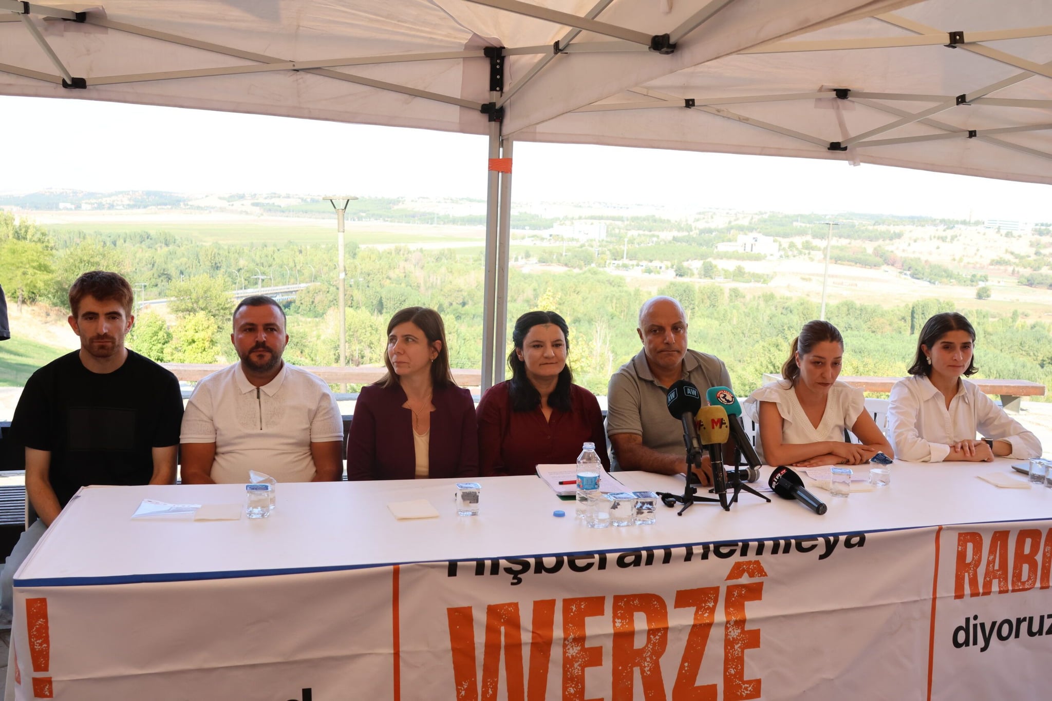 "Werin em bi hev re têbikoşin"
