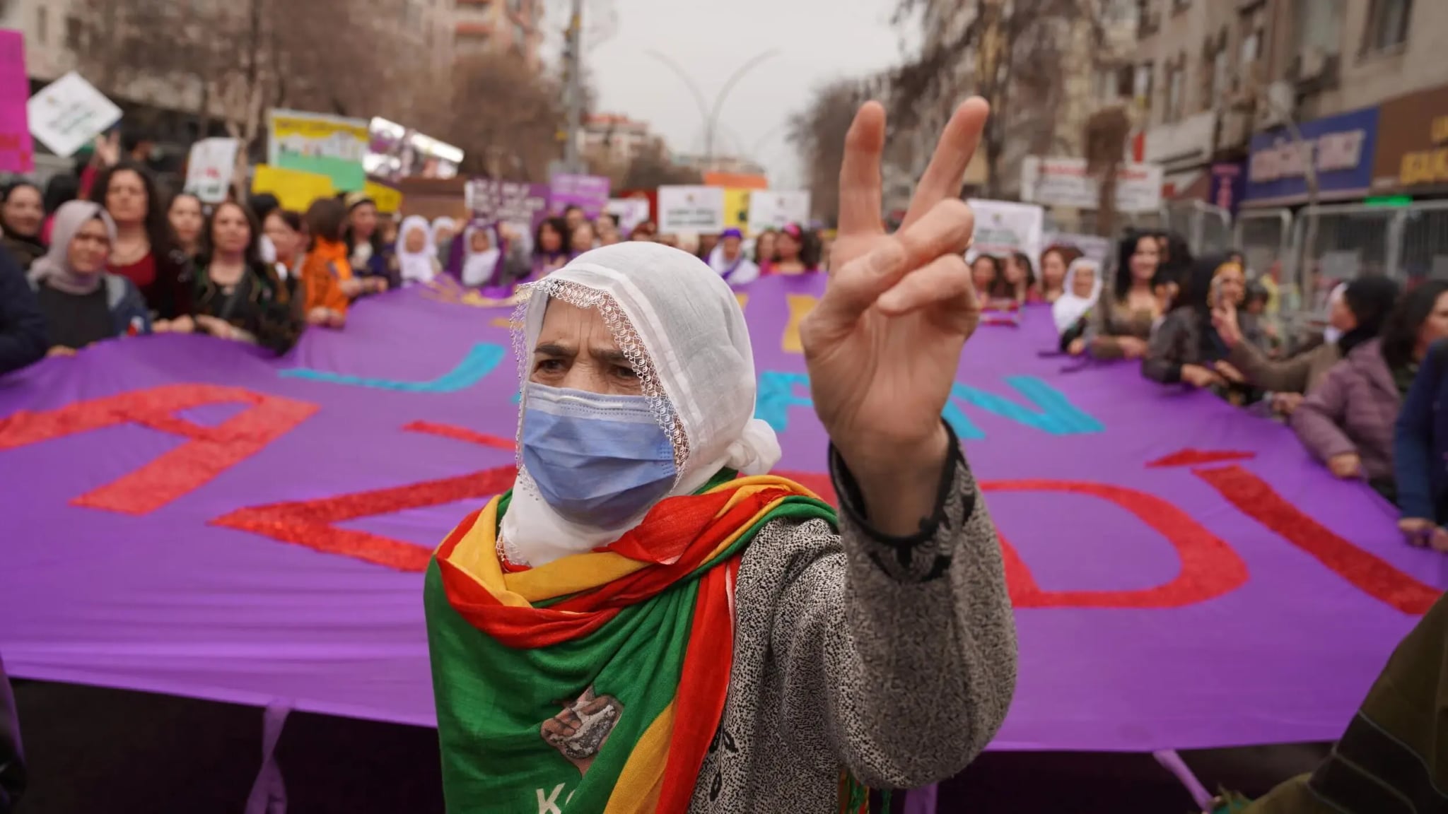 Saziyên Rojhilat banga çalakiya Jin, Jiyan, Azadî kirin 