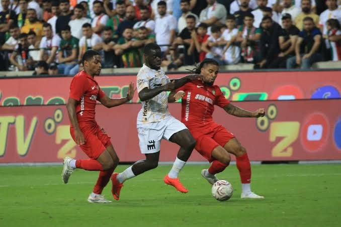 Amedsporî Başakşehîr bi 5-0 bin vist: Orbanî hat-trick kerd