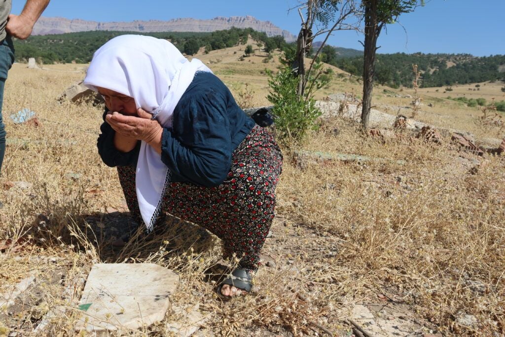 Piştî 11 salan serdana gorên zarokên xwe kirin