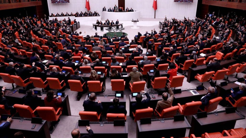‘Çareserî bi demokratîkbûnê pêkan e’