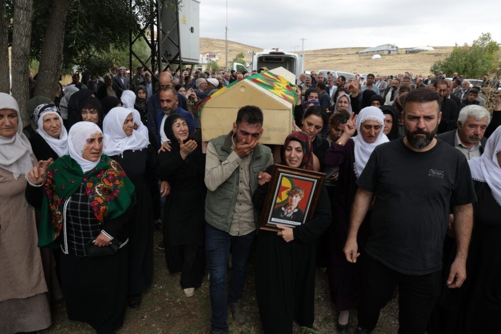 Cenazeyên endamên Tevgera Azadiyê Suheyla Kaya û Zehra Kisaoglu bi girseyî hatin definkirin