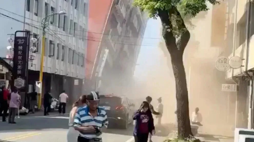 Li Endonezyayê erdhej: Herî kêm 20 kes jiyana xwe ji dest da