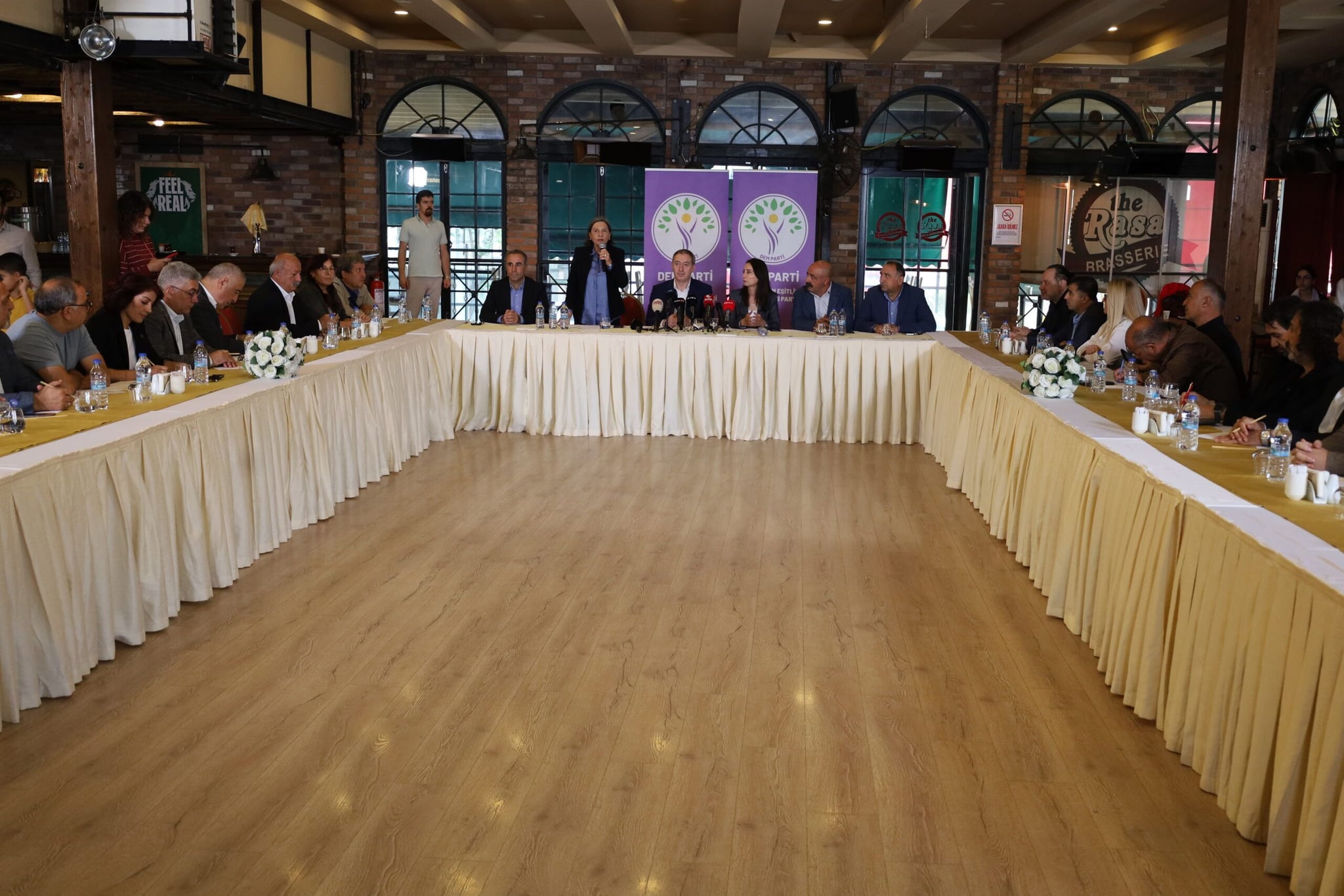 Hevserokên DEM Partiyê bi sazî û komeleyên Elewiyan re civiyan
