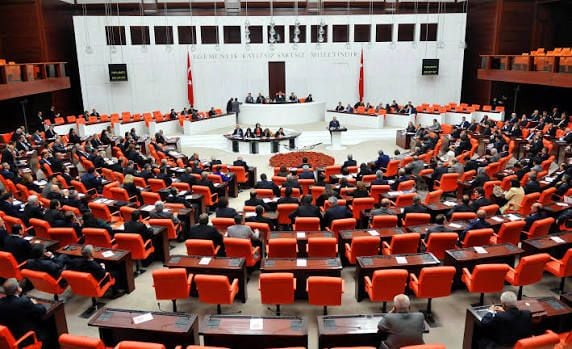 'Qanûna Çarçoveyê' ji îmzeyan a wekîlên AKPê re hat vekirin