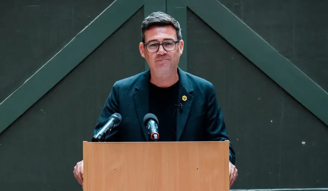 Andy Burnham dişeme do ronîşo qoltuxê serekwezîrîye ser
