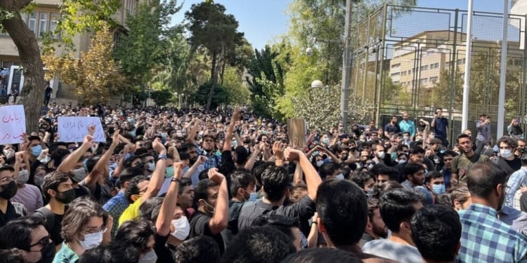 Girtîgehên Îranê bûne cihê îşkenceya keyfî