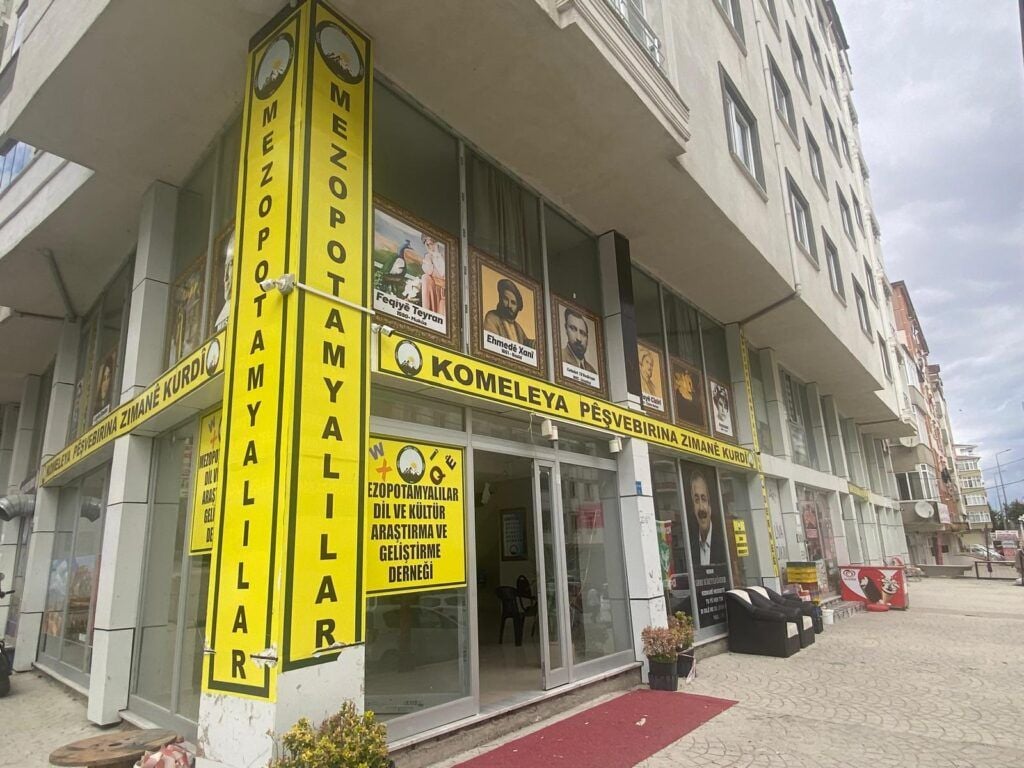 Komela Ziwanî ya Kurdî rê hêrişo bi çek