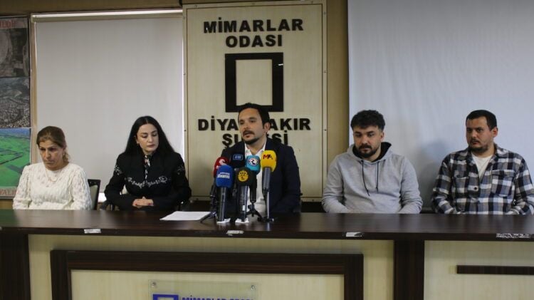 ‘Li Amedê qadên giştî tên dagirkirin, metirsiya erdhejê tê jibîrkirin’