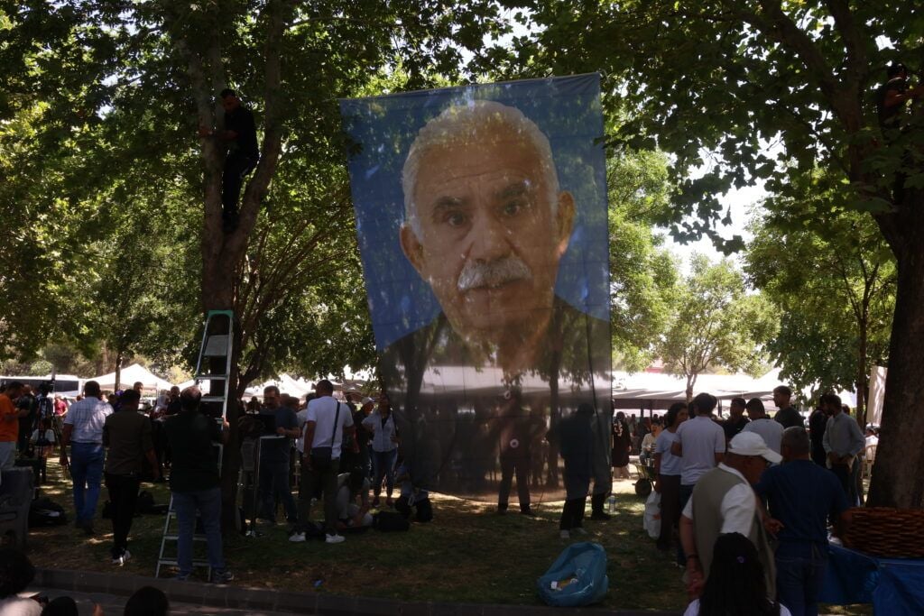 Li cihê bîranîna cangoriyan posterê Abdullah Ocalan hat daliqandin