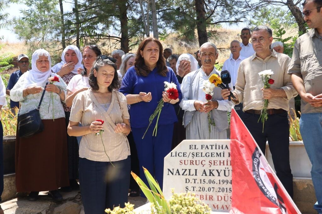 Cangoriyên Komkujiya Pirsûsê li Amedê hatin bibîranîn