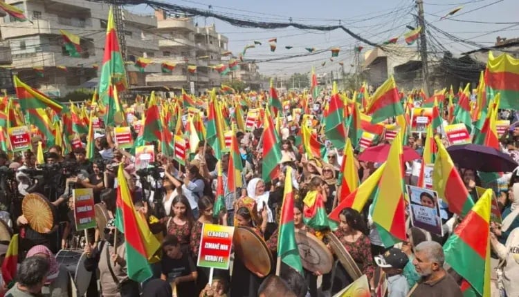 Li Qamişlo bi hezaran kes ji bo zimanê kurdî li hev kombûn