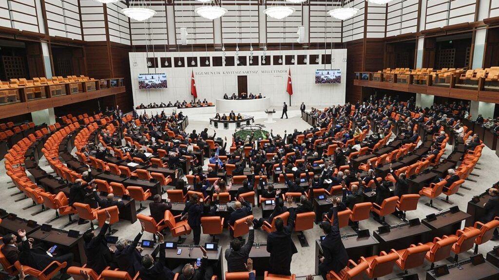 Qanûna Çarçoveyî li Meclisê ye: Ji bo veguherîna demokratîk a komarê destpêkek e