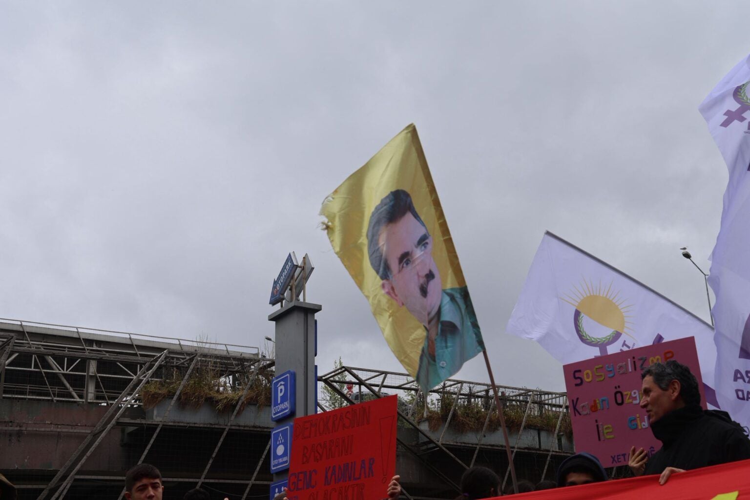 Di pîrozbahiyên 1ê Gulanê yê Stenbolê de girse di bin wêneyê Abdullah Ocalan de meşiya