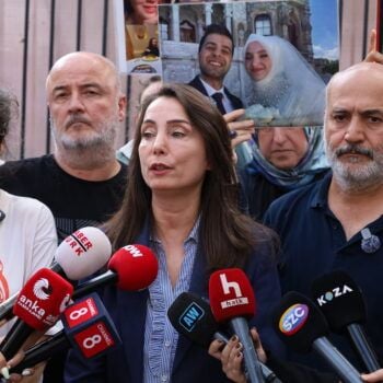 Tulay Hatîmogullari çalakîya mexduranê erdlerzî zîyaret kerd
