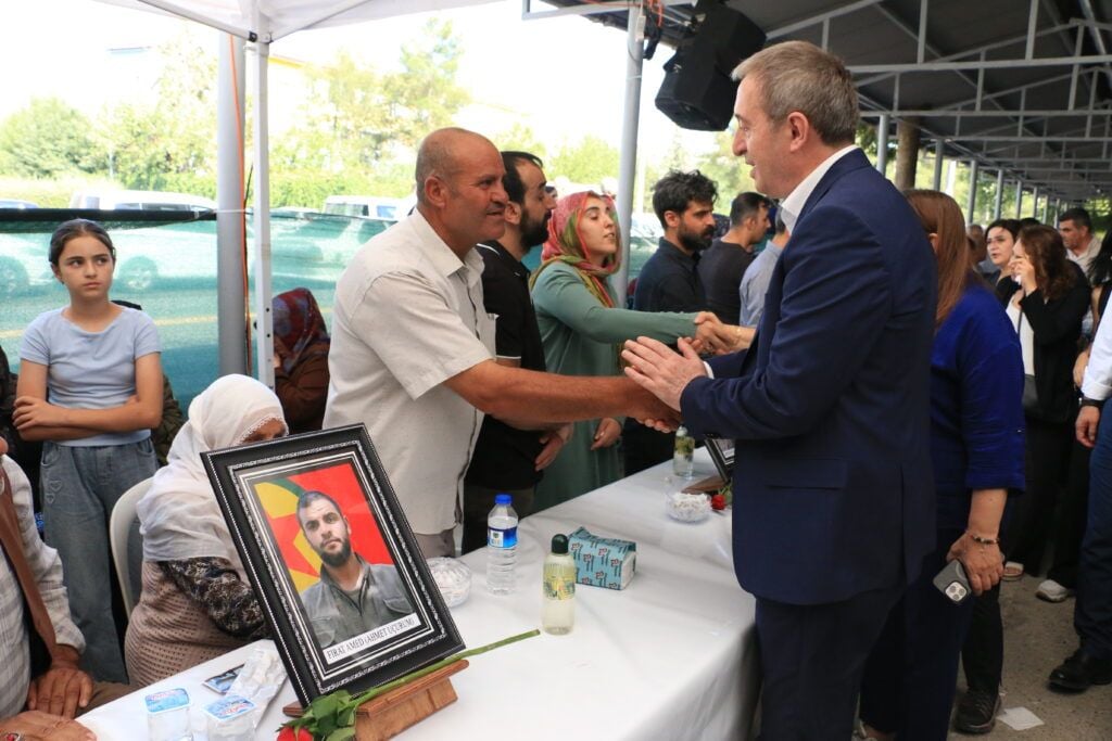 Tuncer Bakirhan û heyeta pê re serdana şînê kiri