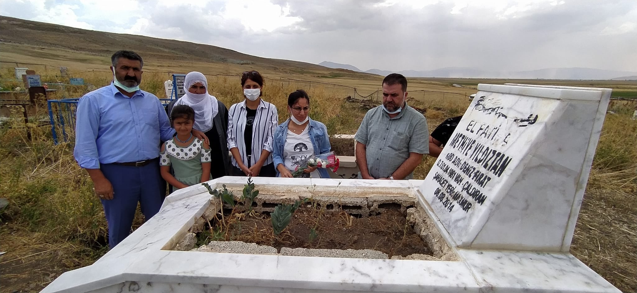 Rojnamegeran Denîz Firat bi bîr anîn