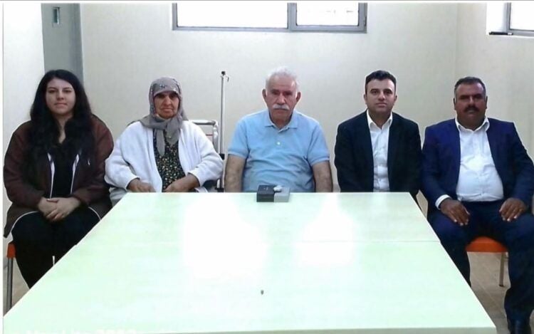 Omer Ocalanî fotografê pêvînayîşê yê Abdullah Ocalanî reyde vila kerd