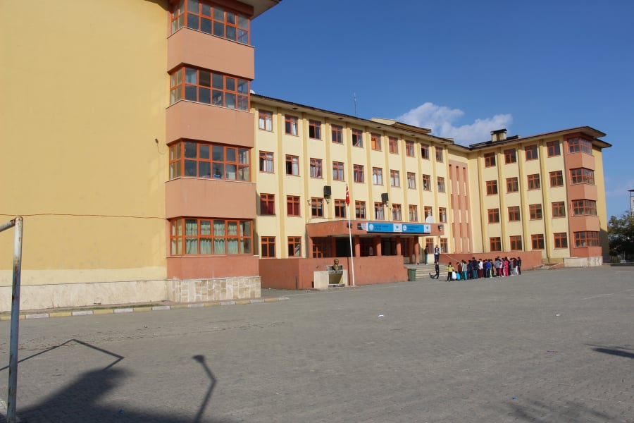 Ji bêderfetî cih nedane kurdî!