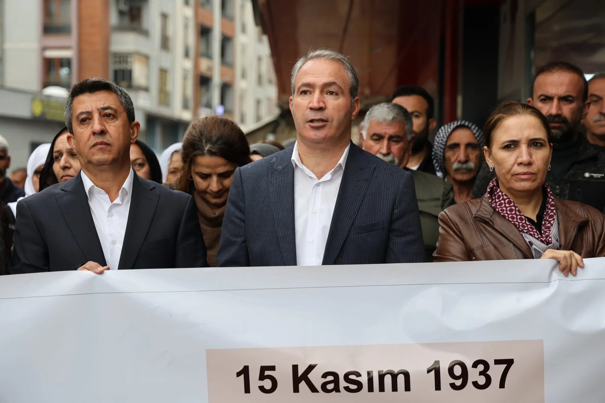 Polîsan malên şînê dorpêç kirin û mizgeft girtin!