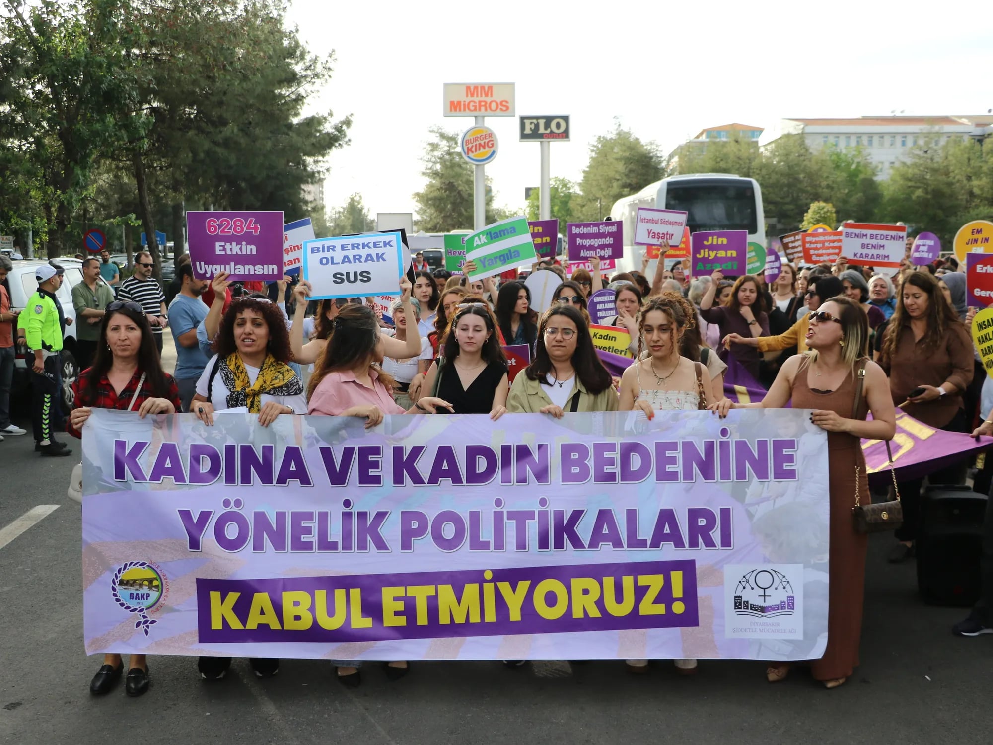 Jin li dijî tundiyê meşiyan