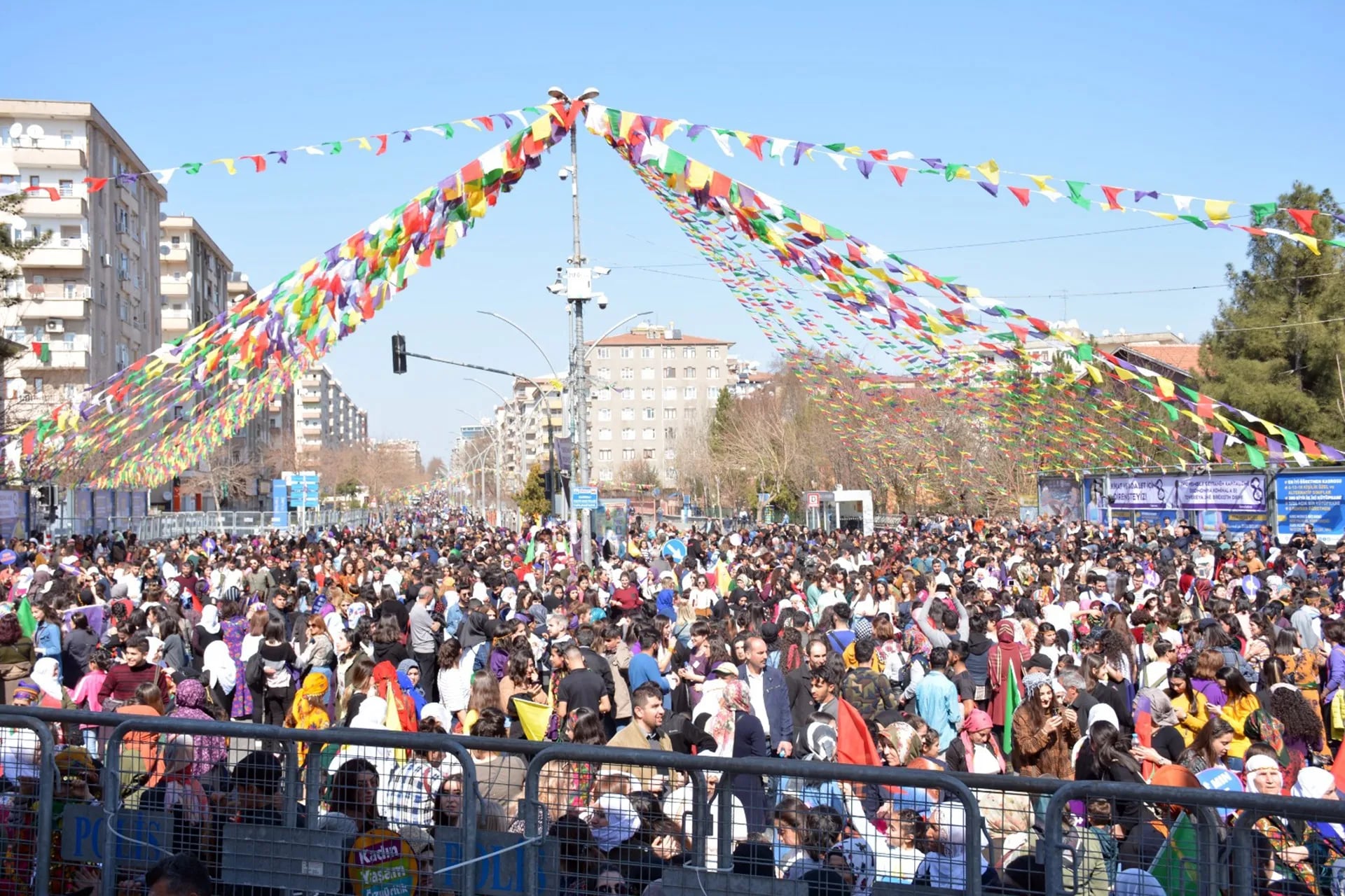Nexşereya çareseriyê êdî di destê jin û gelê kurd de ye