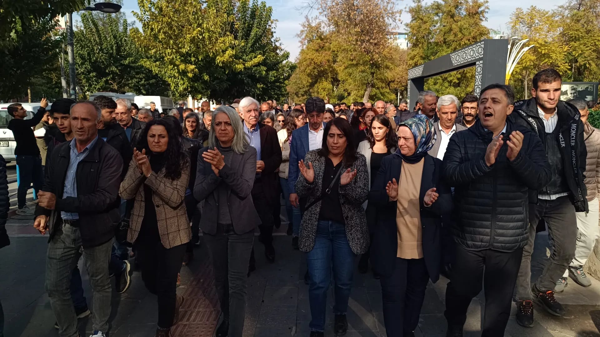 Roj roja gotina ‘bijî rûmet bimire îxanet’ê ye