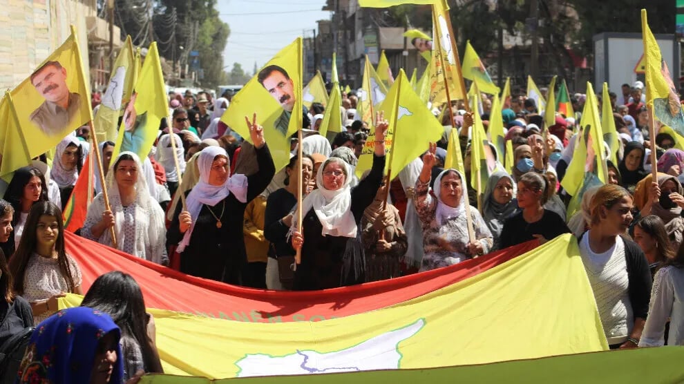 Gelê Tirbespiyê ji bo azadiyê meşiyan