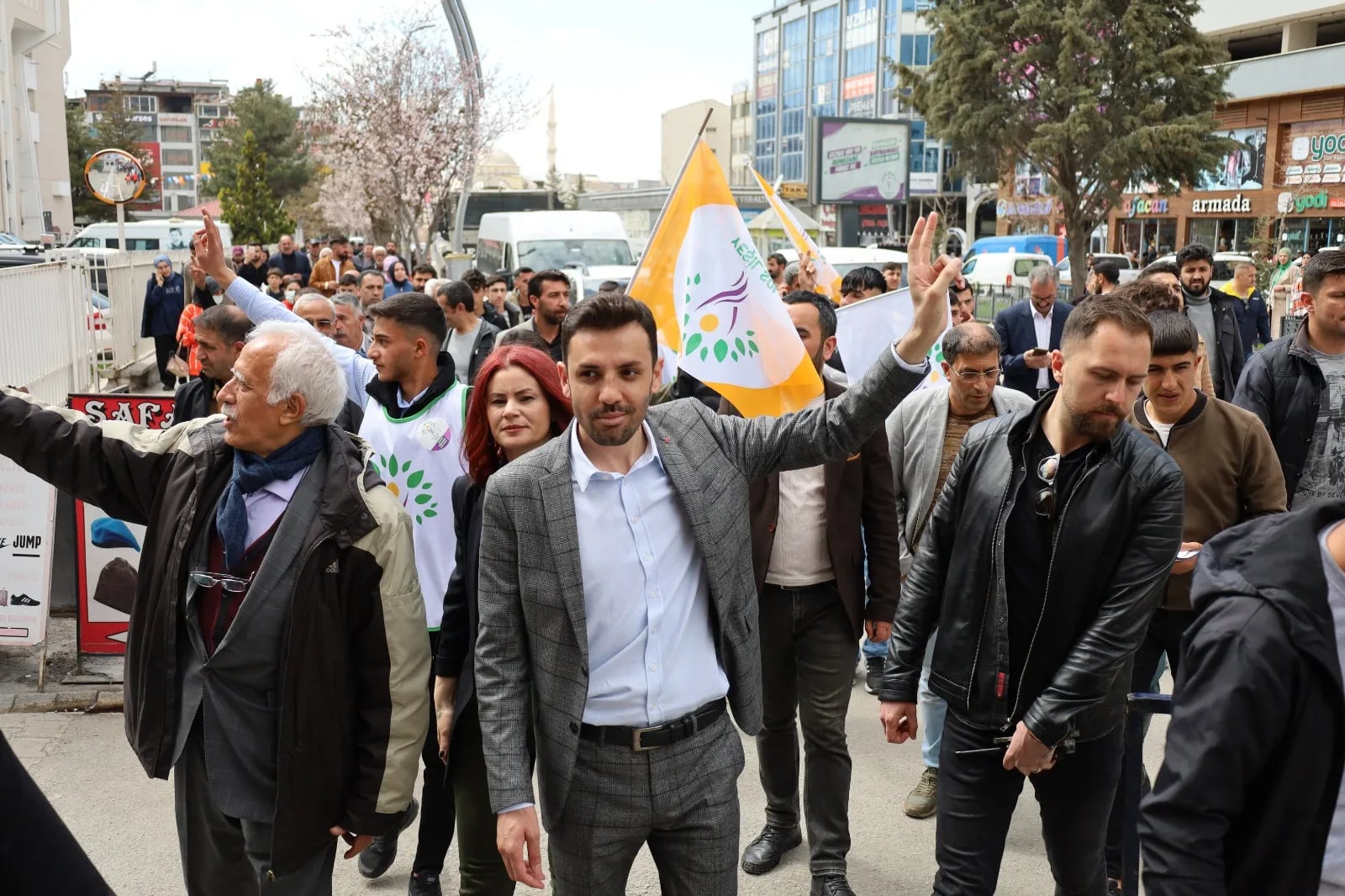 Xaldî, Teîşeba û Şevînî bi Wanê re ne
