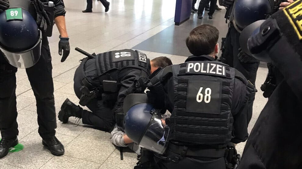 Polîsanê almanî aktîvîstanê haştîye rê şîdet kerd