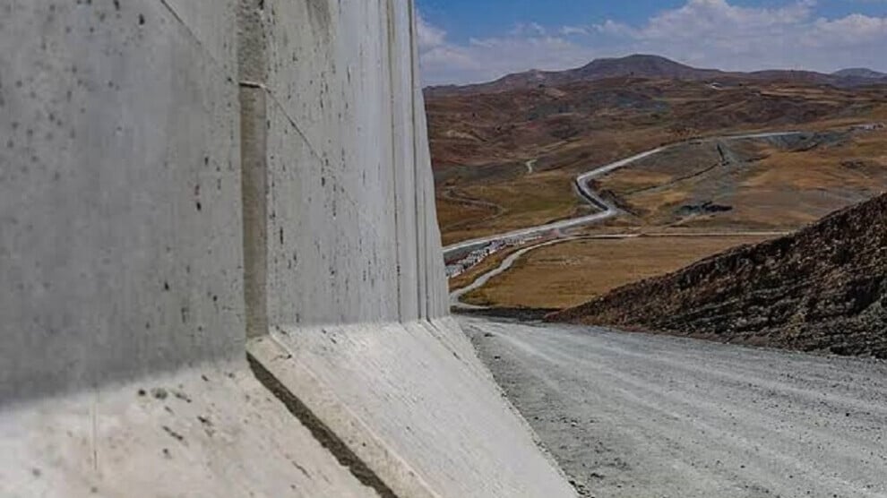 Li cîhê komkujiyê diwar lêdikin