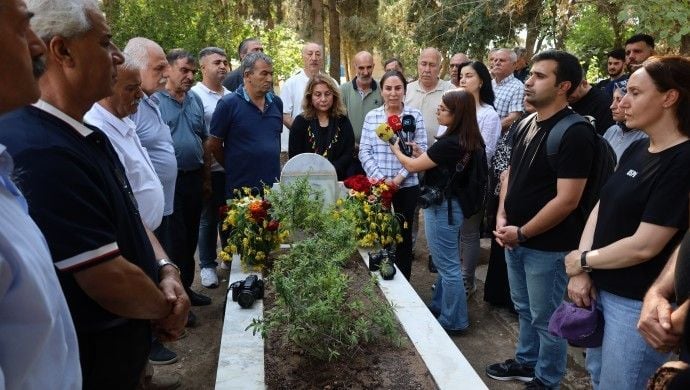 Rojnameger Huseyîn Denîz li ser gora xwe hat bibîr anîn