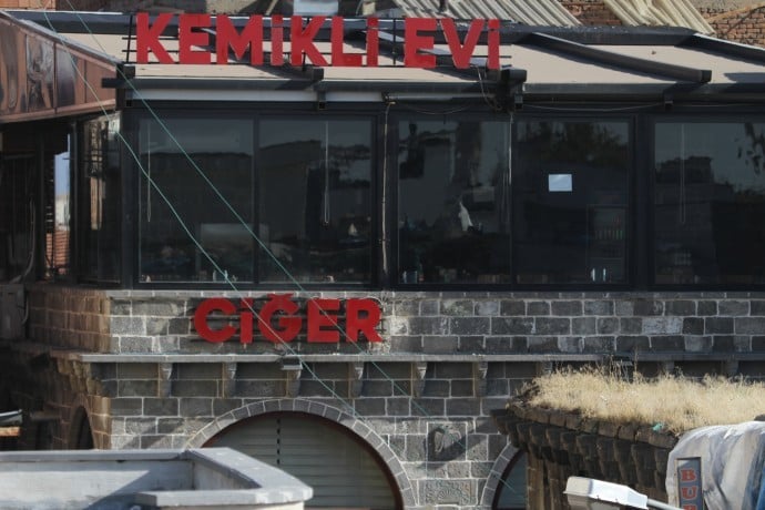 Bi kevirên dîrokî yên Sûrê avahiya 'qaçax' çêkirine
