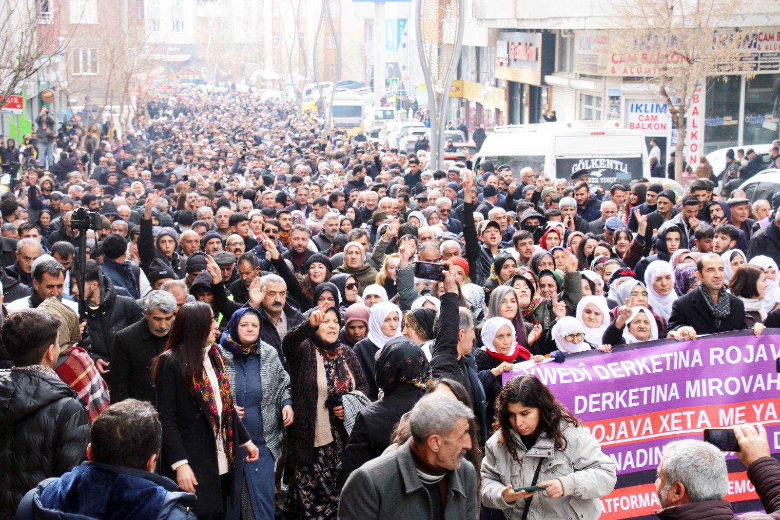 Kolan û qad dibêjin: Yekîtî yekîtî yekîtî !