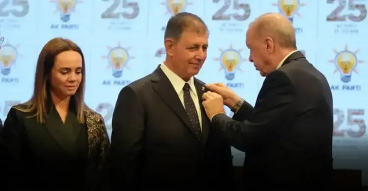 Şaredarê Îzmîrî Cemîl Tûgay derbasê AKPî bî