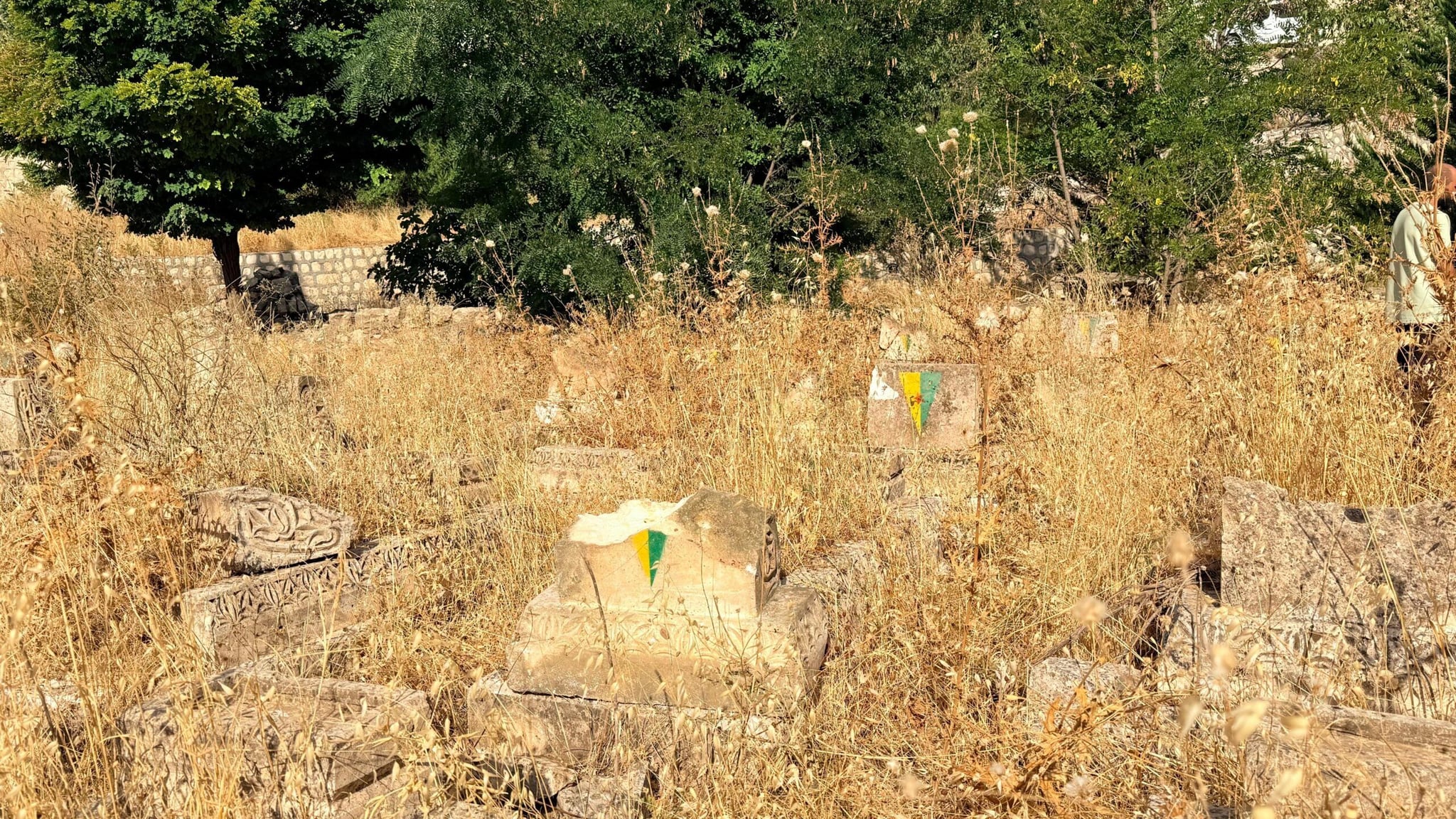 Goristana Şehîd Binevş a li Gabarê rastî êrîşê hat