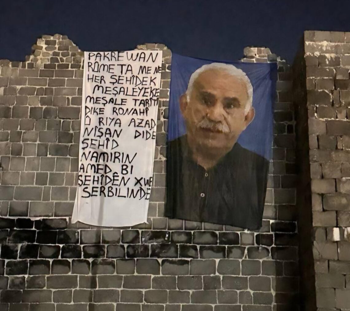 Posterê mezin ê Abdullah Ocalan bi Sûran dakirin