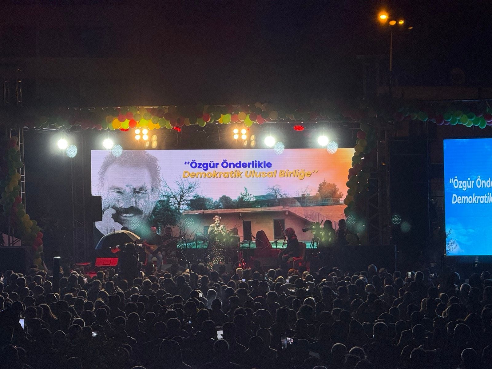 Bi coşeke mezin Rojên Amara didome