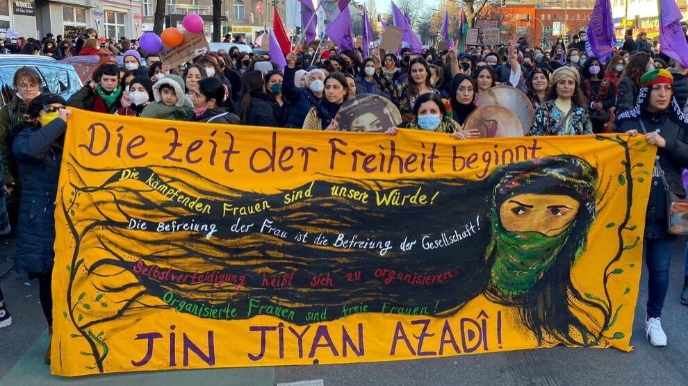 TJAyê di salvegera 4emîn a şoreşa “Jin, jiyan, azadî” de banga mezinkirina têkoşînê kir