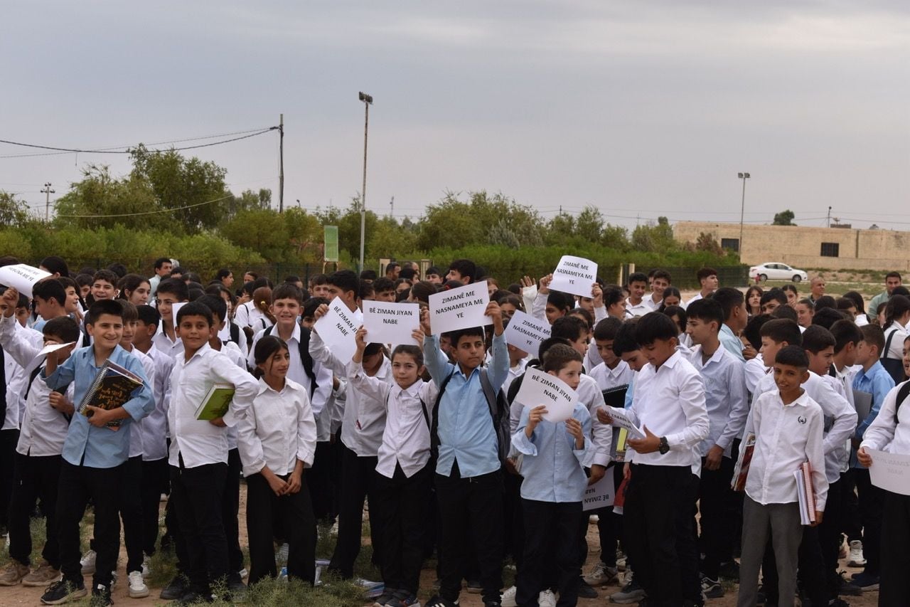 Li Mexmûrê meşa piştgiriya zimanê Kurdî