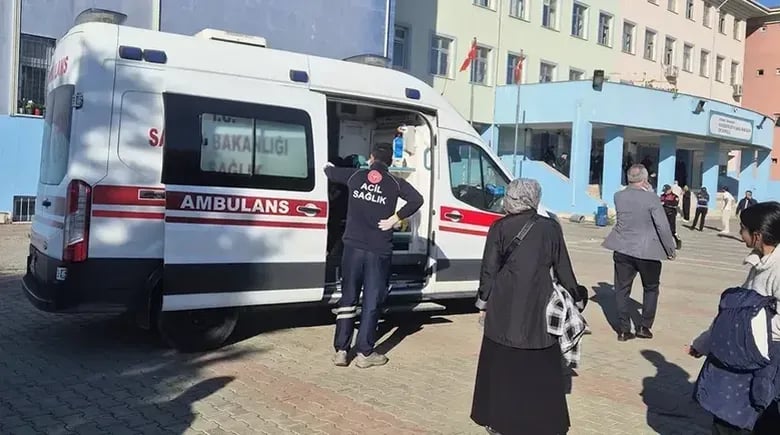 Li Stenbolê li ber dibistanekê êrişa bi kêr: Xwendekarekî jiyana xwe ji dest da