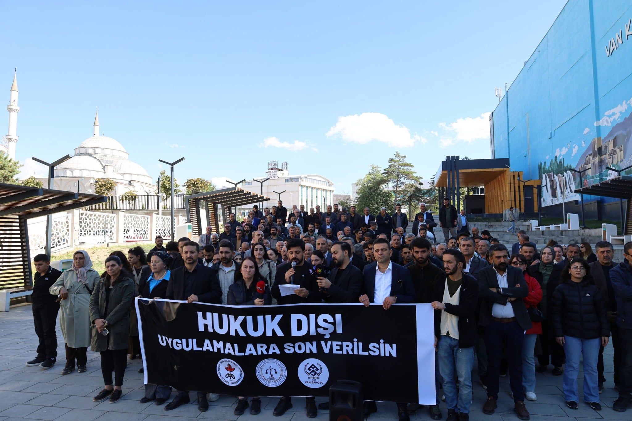 Saziyên hiqûqê yên Wanê bertek nîşanî hewldanên revandin û sîxuriyê dan