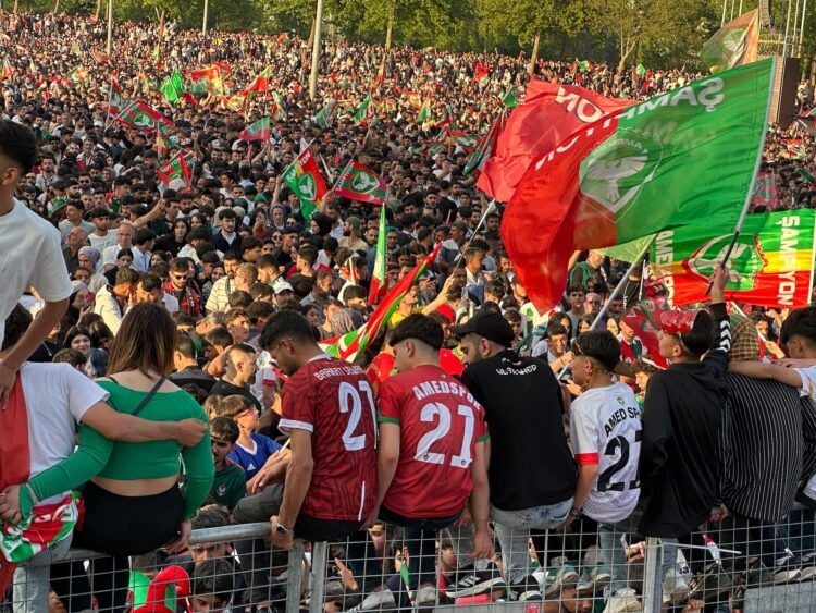 Ji bo Amedsporê bi hezaran li qada Newrozê kom bûn