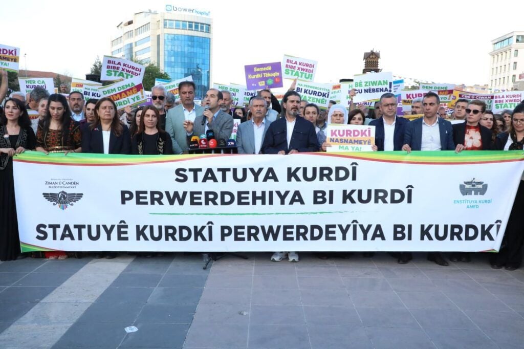 Li Amed, Êlih, Sêrt û Îzmîrê bi hezaran ji bo ziman daketin qadan