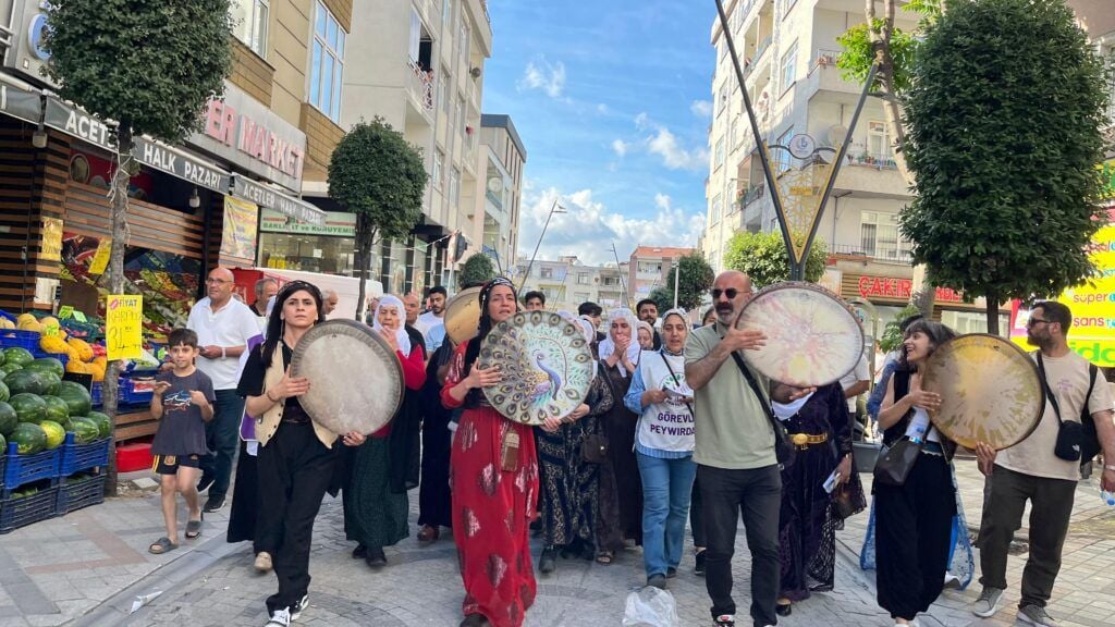 Amadekariya Mîtînga Azadiyê bi meşê dest pê kir.