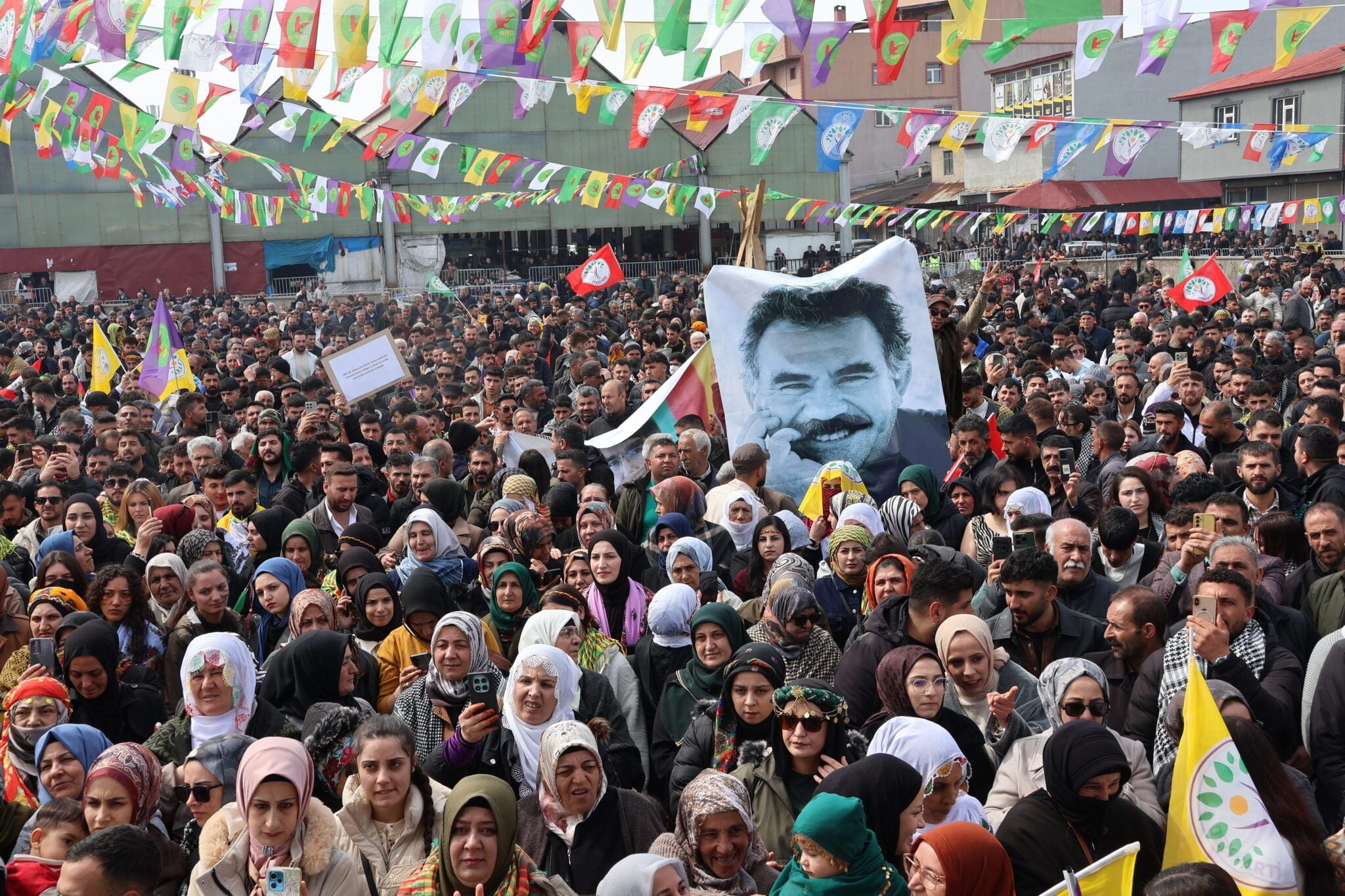 Gelê Agiriyê bi dilsozî Newroz pîroz kir: Kurd azadiya rêber û zimanê xwe dixwazin