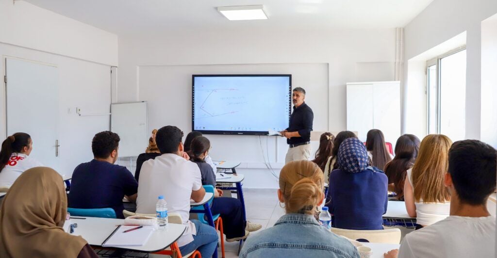Akademîyan de demê perwerdeyî yê neweyî dest pêkerd